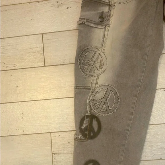 Oli & Hali Gray roomy Jeans with Distinctive Peace Designs - Picture 5 of 8